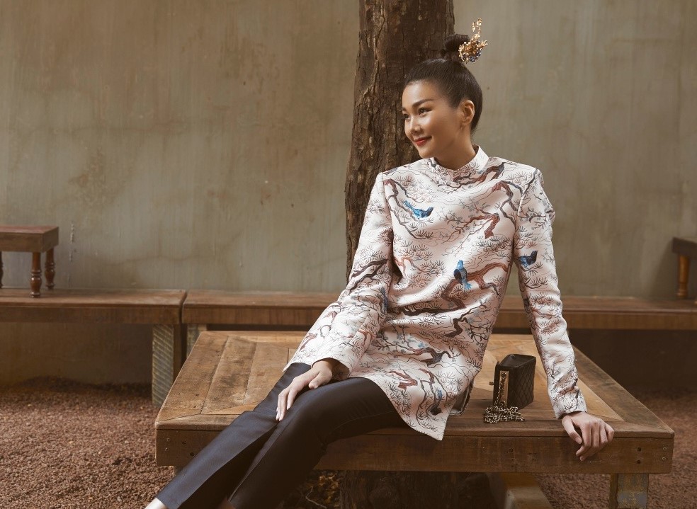 Thanh Hằng thả dáng trong áo dài cách tân đón Tết