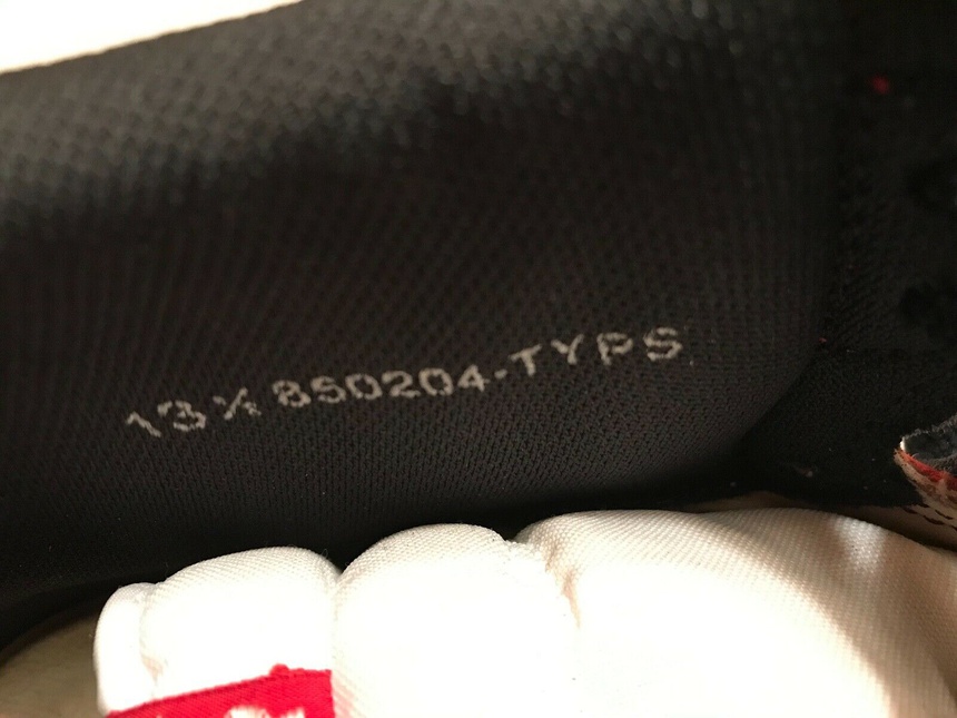Dòng mã bên trong giày ghi '850204-TYPS' - tham chiếu đến năm, tháng mẫu giày này được sản xuất vào năm 1985, trong khoảng tháng 2-4.