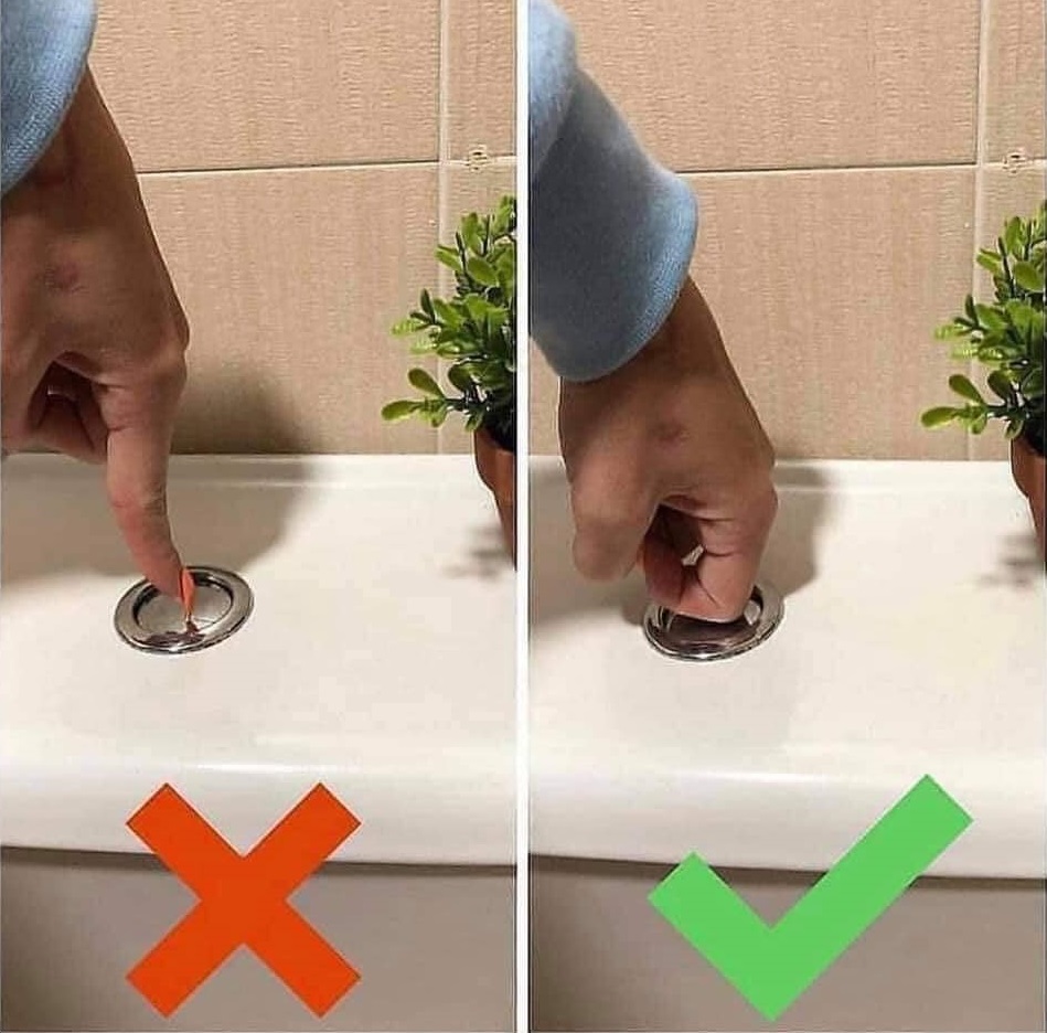 Khi đi vệ sinh, thay vì dùng ngón tay bấm nút bồn câu như mọi khi, bạn hãy nên gập tay nhẹ, dùng khớp tay để đẩy và mở ống thông nước