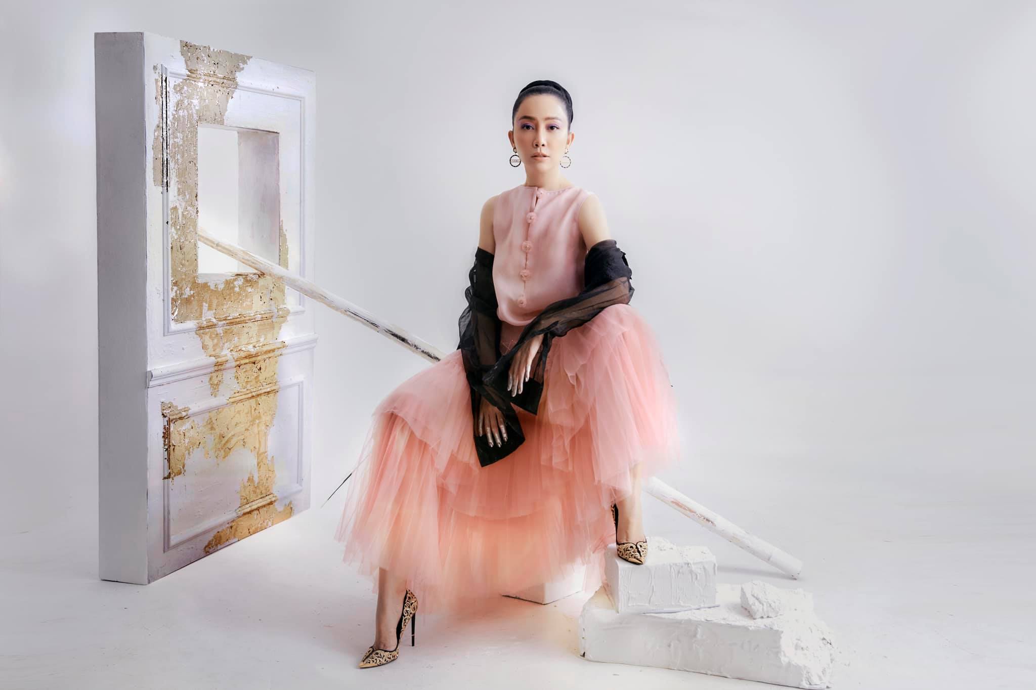 "Chim công làng mùa" Linh Nga khoe bộ ảnh siêu thực chào Xuân 