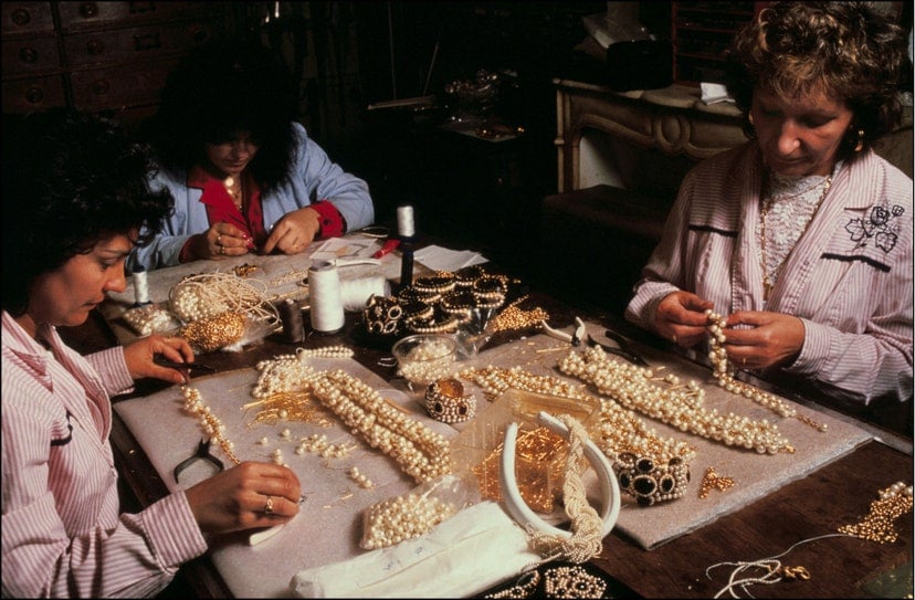 Đây là cách mà những chiếc vòng ngọc trai của Chanel được tạo ra.