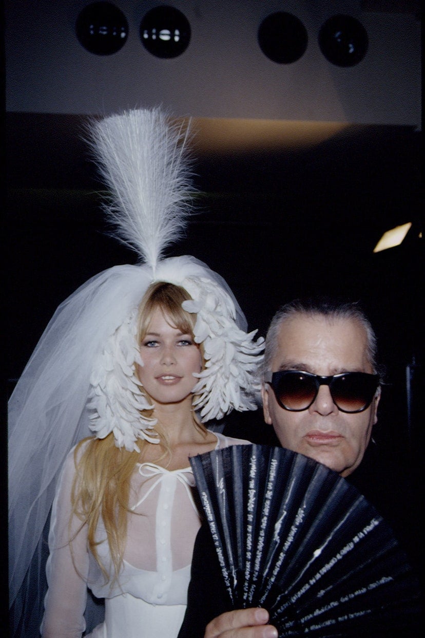 'Ông trùm' Karl Langerfeld và người mẫu Claudia Schiffer tại show Haute Couture Chanel vào năm 1994. Ông là người đã giúp cô người mẫu gốc Đức trở thành người được trả lương cao nhất làng mốt trong thập niên 1990s