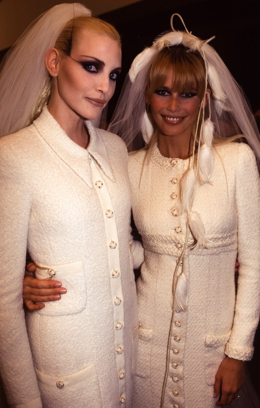Nadja Auermann và Claudia Schiffer tại show Haute Couture năm 1995.