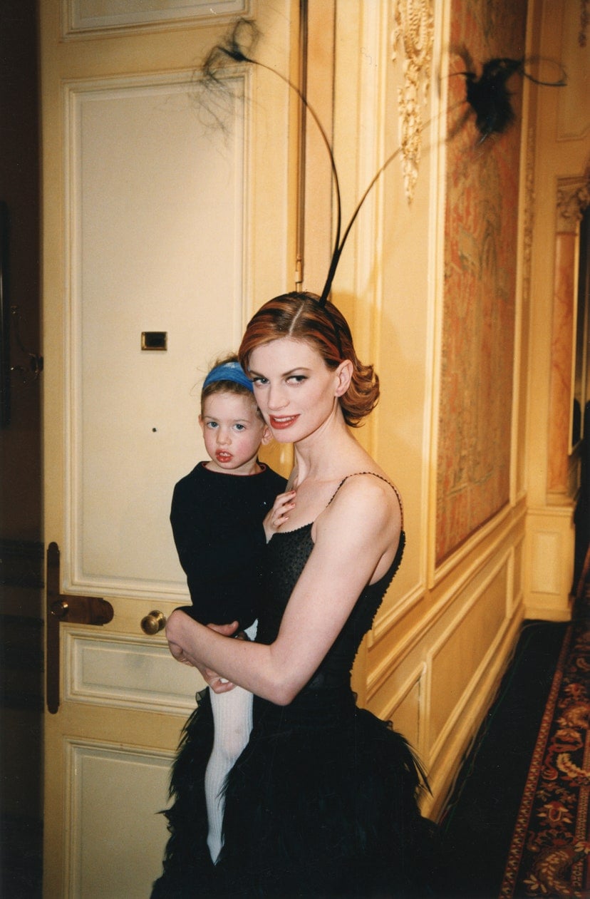 Kristen McMenamy cùng con gái Lily McMenamy trong hậu trường một show diễn vào năm 1997. Sau này Lily cũng nối tiếp con đường của mẹ để trở thành một người mẫu