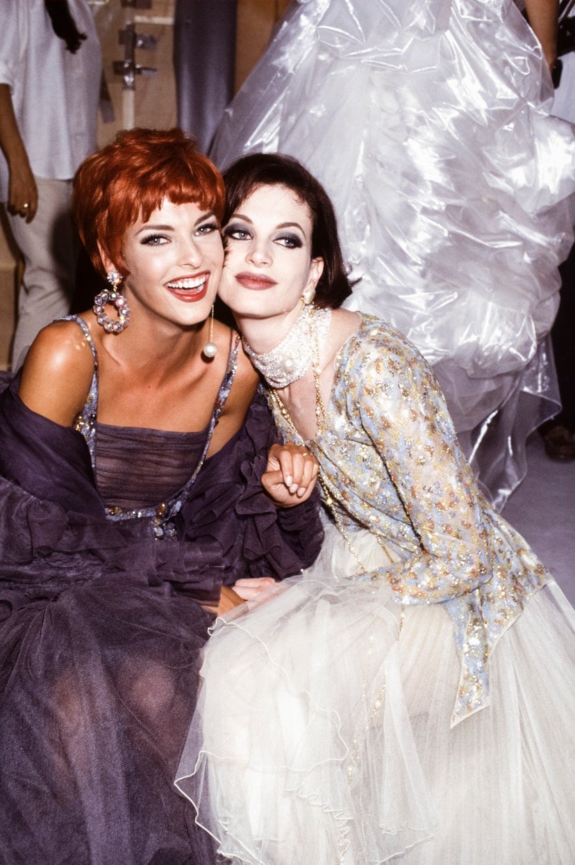 Linda Evangelista và Kristen McMenamy cùng tham gia trình diễn cho Chanel Haute Couture vào năm 1991.
