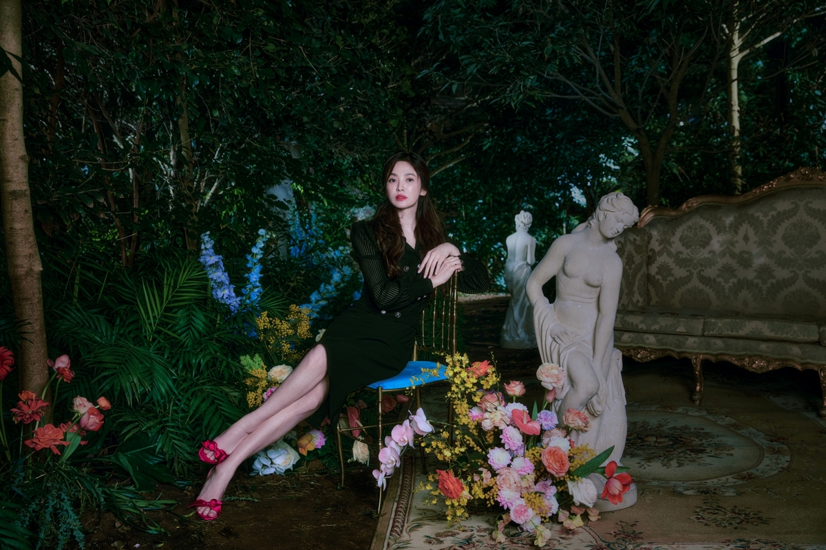 Song Hye Kyo tung bộ ảnh thời trang đón Xuân khoe nhan sắc tuổi 40 