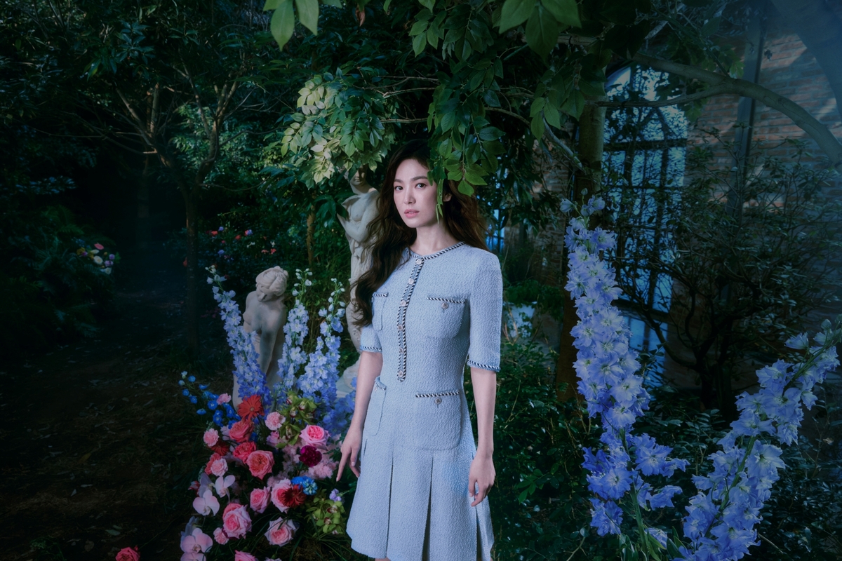 Bộ ảnh mới của Song Hye Kyo có tên là 'Flower Blossom' được lấy cảm hứng từ sức sống của hoa cỏ vào mùa Xuân