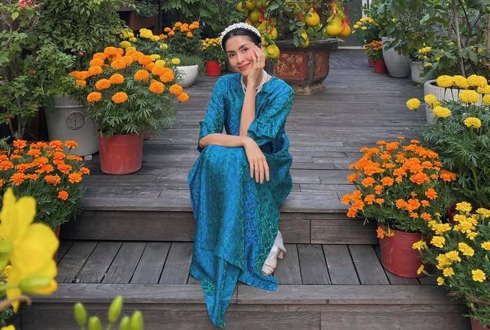 Dù không đi đâu nhưng Tăng Thanh Hà vẫn diện áo dài xinh ở nhà đón Tết 