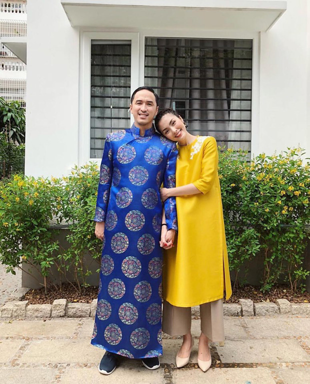Năm 2018, Hà Tăng chọn kiểu áo dài khác biệt hơn một chút là chiếc áo dài taffeta đính hoa lệch vai nhưng vẫn là phom dáng suông thoải mái.