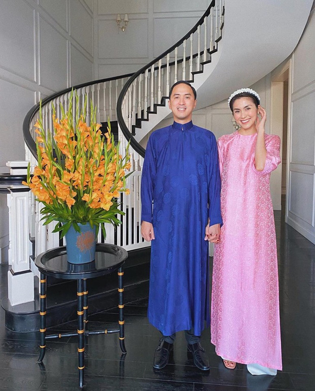 Năm nào cô và ông xã Louis Nguyễn cũng mặc áo dài đón Tết. Đây như một truyền thống riêng của hai vợ chồng.