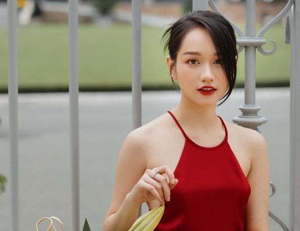 Hà Lan "Mắt Biếc" diện áo yếm, khoe dáng ngày Tết