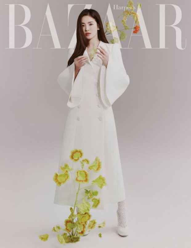 Trong số báo mới nhất, Song Hye Kyo diện những thiết kế nằm trong BST Xuân - Hè 2021 của Fendi