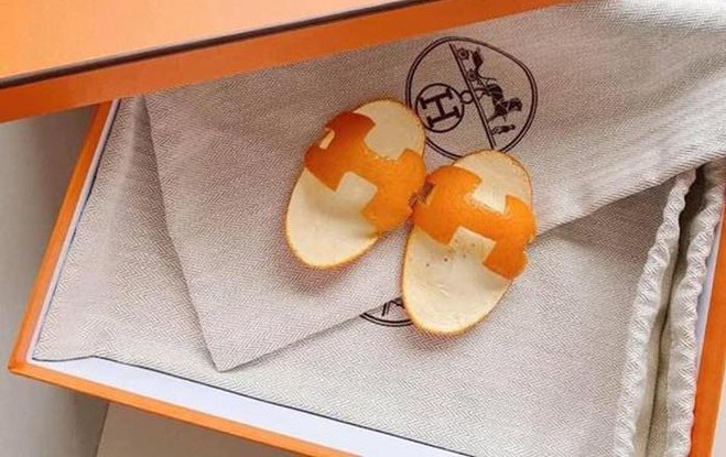 Không có tiền mua dép Hermès nghìn đô thì mình đi tạm dép vỏ cam cũng được 