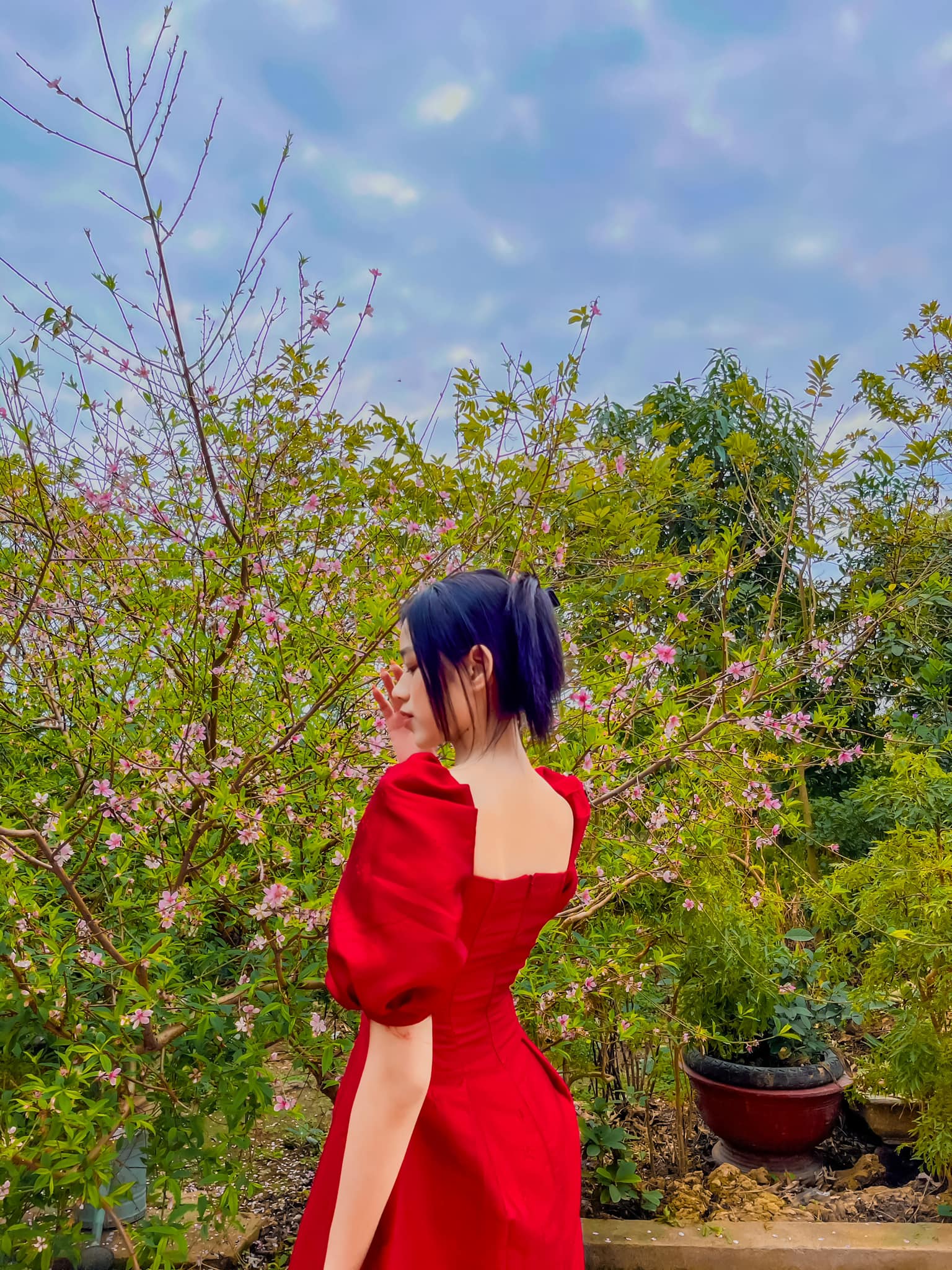 Mùng 1, Đỗ Thị Hà khoe ảnh bên gia đình. Hoa hậu Việt Nam 2020 diện một chiếc váy đỏ ngắn, khoe khéo đôi chân dài trứ danh. Nhìn cô sẽ xinh đẹp lắm nếu như không có kiểu tóc phản chủ