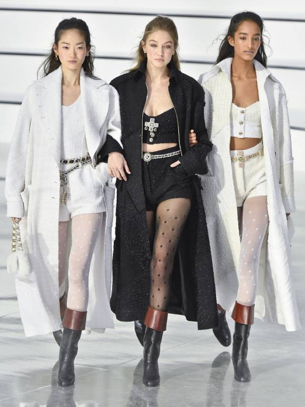Chiếc quần tất nằm trong BST Thu-Đông 2020 của Chanel. Thiết kế được bán với giá 9 triệu đồng và chỉ bán tại cửa hàng