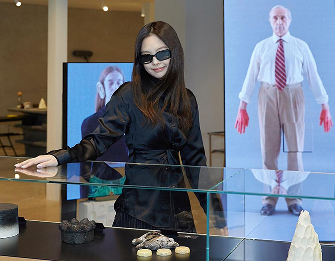 Có tâm như Jennie: Mặc giản dị để tôn đồ nhãn hàng khi đi sự kiện 