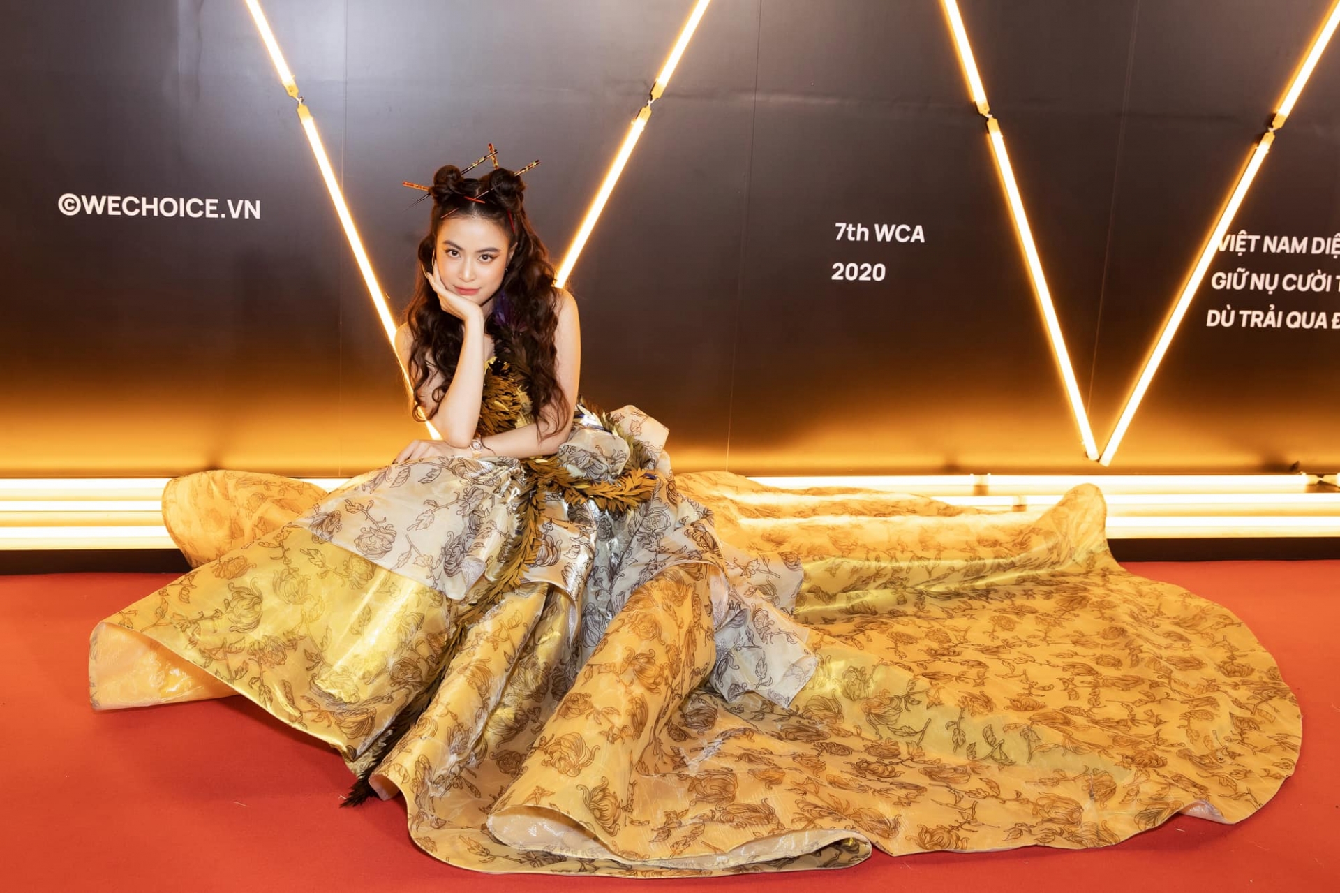Bộ cánh chiếm trọn spotlight tại WeChoice Awards 2020 được may bằng chất liệu gấm, lấy cảm hứng từ trang phục quý tộc khiến Hoàng Thùy Linh đẹp như một bà hoàng.