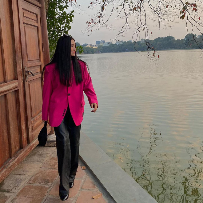 Thay vì chọn áo dài, áo lam thì Salim lại chọn áo blazer oversize và quần da suông để đi lễ chùa. Một bộ trang phục thời thượng, đủ kín đáo, lại phù hợp tiết trời se lạnh phương Bắc.