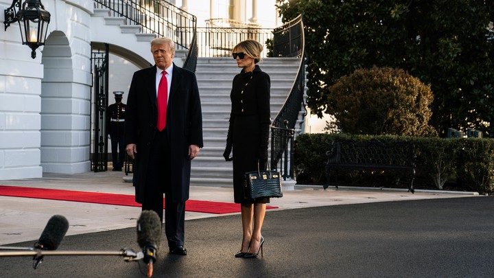 Bà Trump có hai khoảnh khắc thời trang đối lập vào ngày cuối cùng tại cương vị Đệ nhất Phu nhân. Lúc thì bà sang chảnh với một cây đồ hiệu Pháp đắt đỏ...