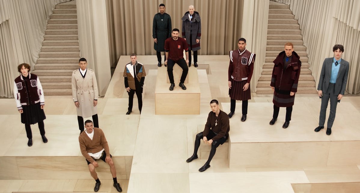 BST Burberry Thu Đông 2021: Kẻ mộng mơ bước vào thế giới gấm vóc