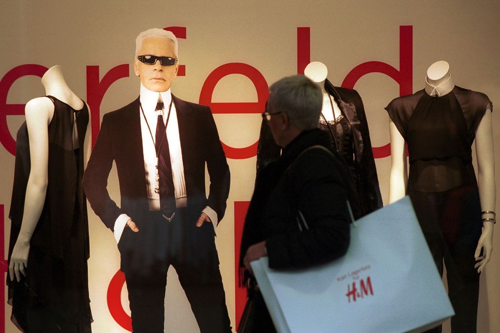 Karl lần đầu hợp tác với thương hiệu bình dân H&M vào năm 2001. BST này nhanh chóng cháy hàng chỉ trong 24 giờ.