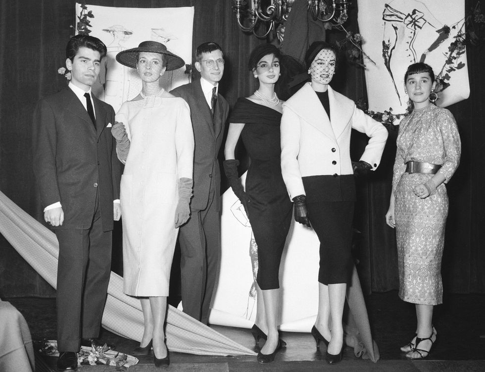 Karl (ngoài cùng bên trái) khi chiến thắng giải thưởng thiết kế vào năm 1954.