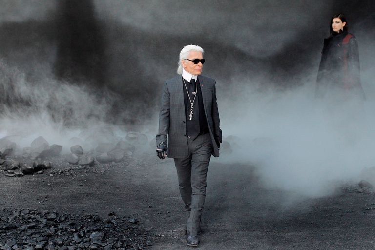 Chanel luôn được nhớ tới với những sân khấu Haute Couture hoành tráng nhất. Năm 2011, Karl Lagerfeld đã biến Grand Palais thành... Mặt trăng, ông thậm chí còn mang cả một tàu vũ trụ lên sàn diễn.