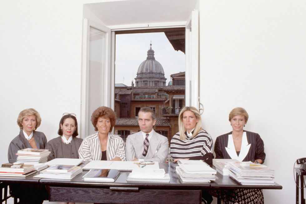 Karl Lagerfeld chụp ảnh cùng 5 chị em nhà Fendi vào năm 1984.