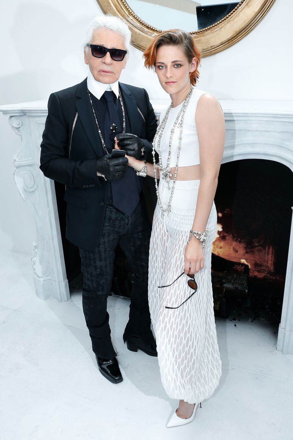 Karl chụp ảnh cùng nàng thơ Kristen Steward vào năm 2015. Đến nay cô vẫn là Đại sứ toàn cầu của nhà mốt.