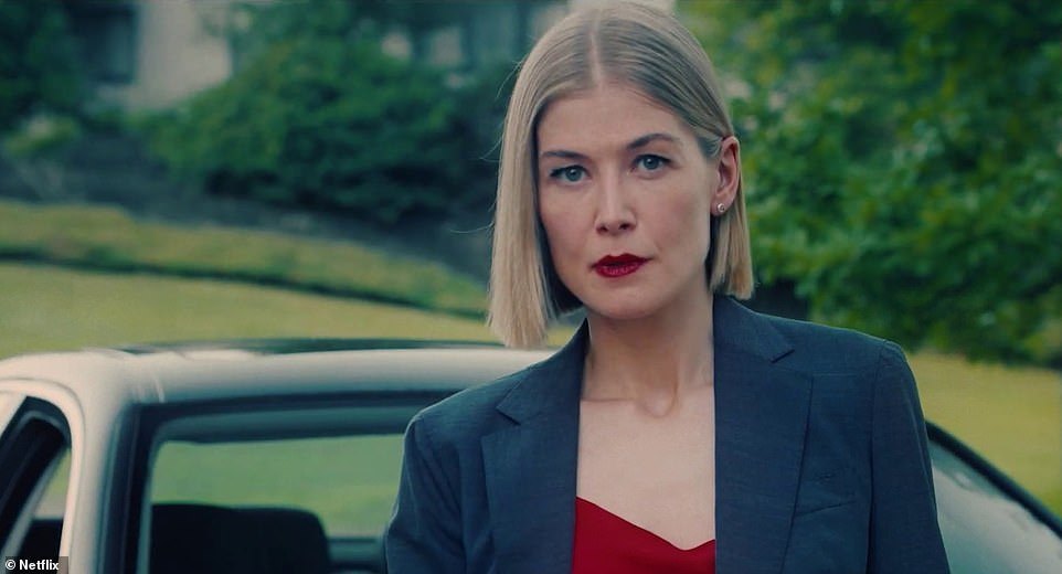 I Care A Lot (Netflix): Học kẻ xấu Rosamund Pike lên đồ đi làm cho sang