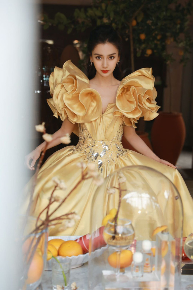 Angelababy hóa nàng Belle trong phim Người đẹp và Quái thú khi chụp ảnh concept trước đêm trao giải.
