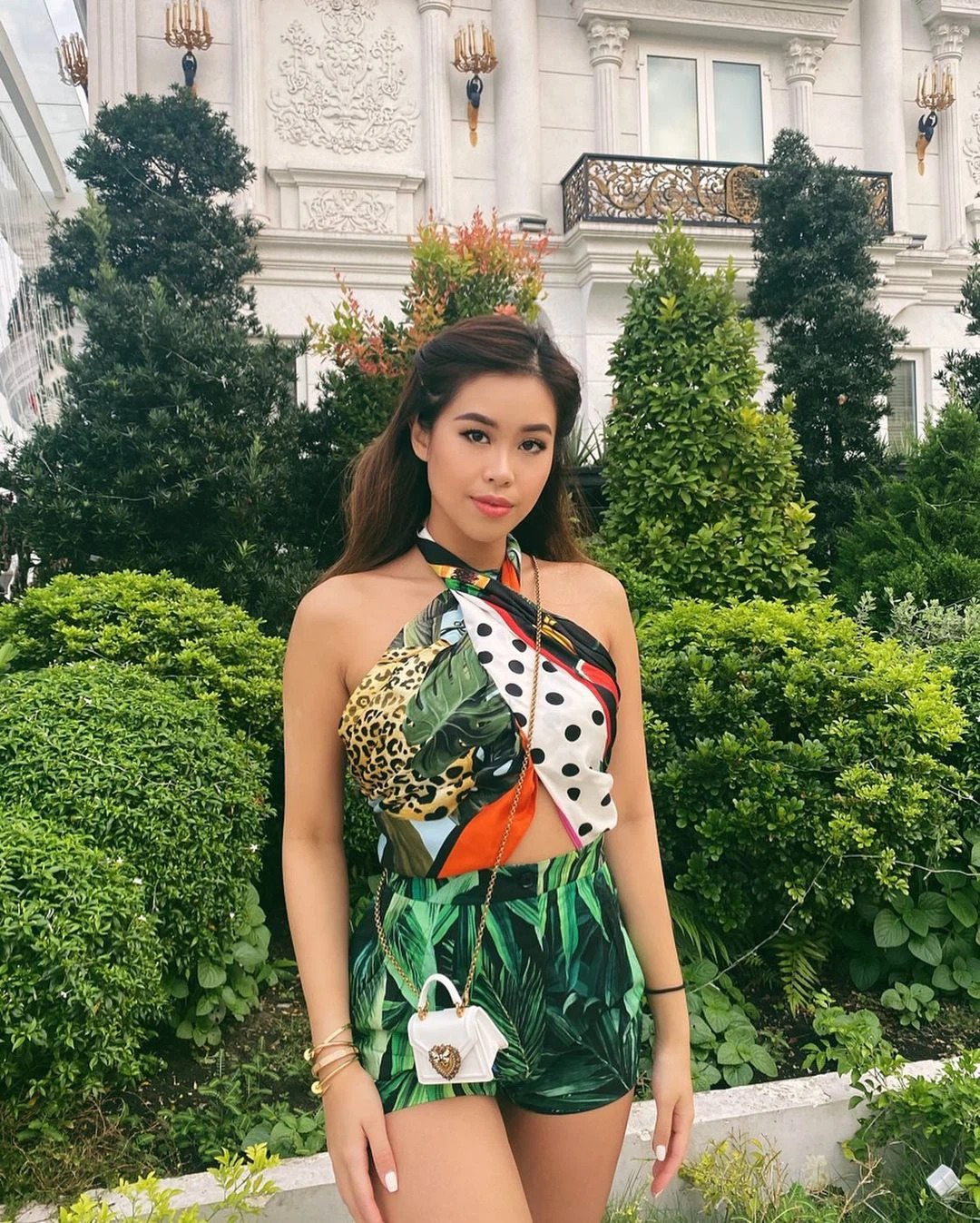 Nếu bạn muốn thử nghiệm phong cách thời trang màu sắc mà vẫn giữ được nét sang chảnh tài phiệt thì Instagram của Tiên Nguyễn là một địa chỉ nên tham khảo.