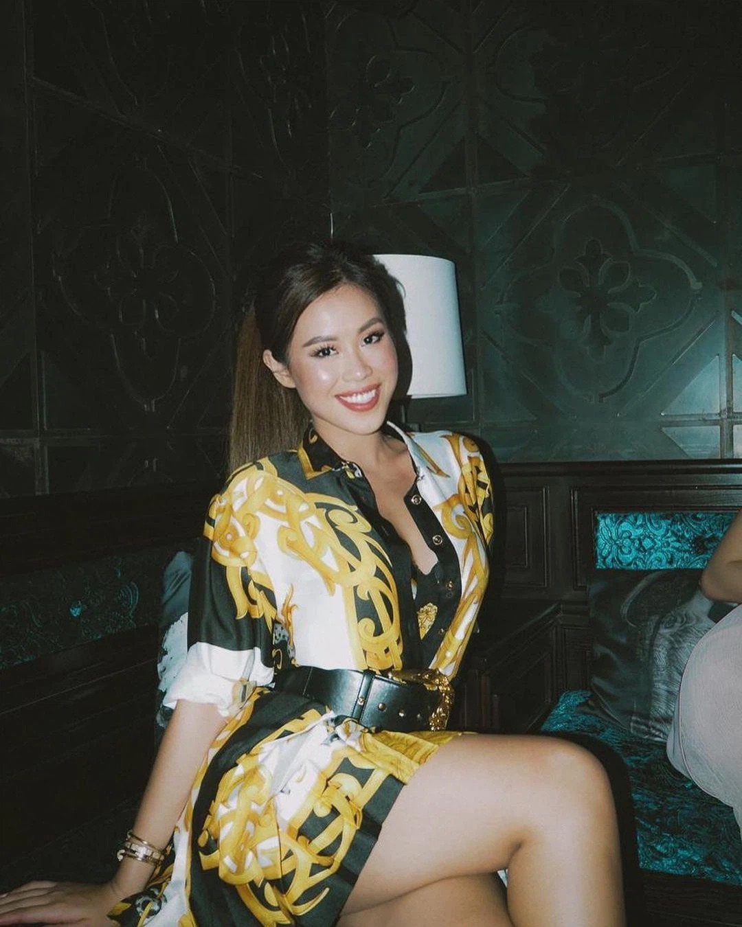 Không một bộ cánh nào có thể làm khó ái nữ nhà doanh nhân Jonathan Hạnh Nguyễn kể cả chiếc váy vàng theo phong cách tối đa hóa maximalism của Versace.
