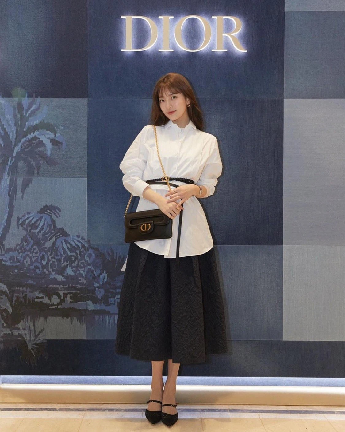 Ngày 26/2, Suzy xuất hiện tại cửa hàng Dior ở Hàn Quốc trong một trang phục đậm chất cổ điển. Cô diện áo sơ mi trắng oversize, đi kèm chân váy midi và một đôi Mary Janes. Sau bao nhiêu năm bước chân vào nghề, cô vẫn xinh đẹp như ngày nào.