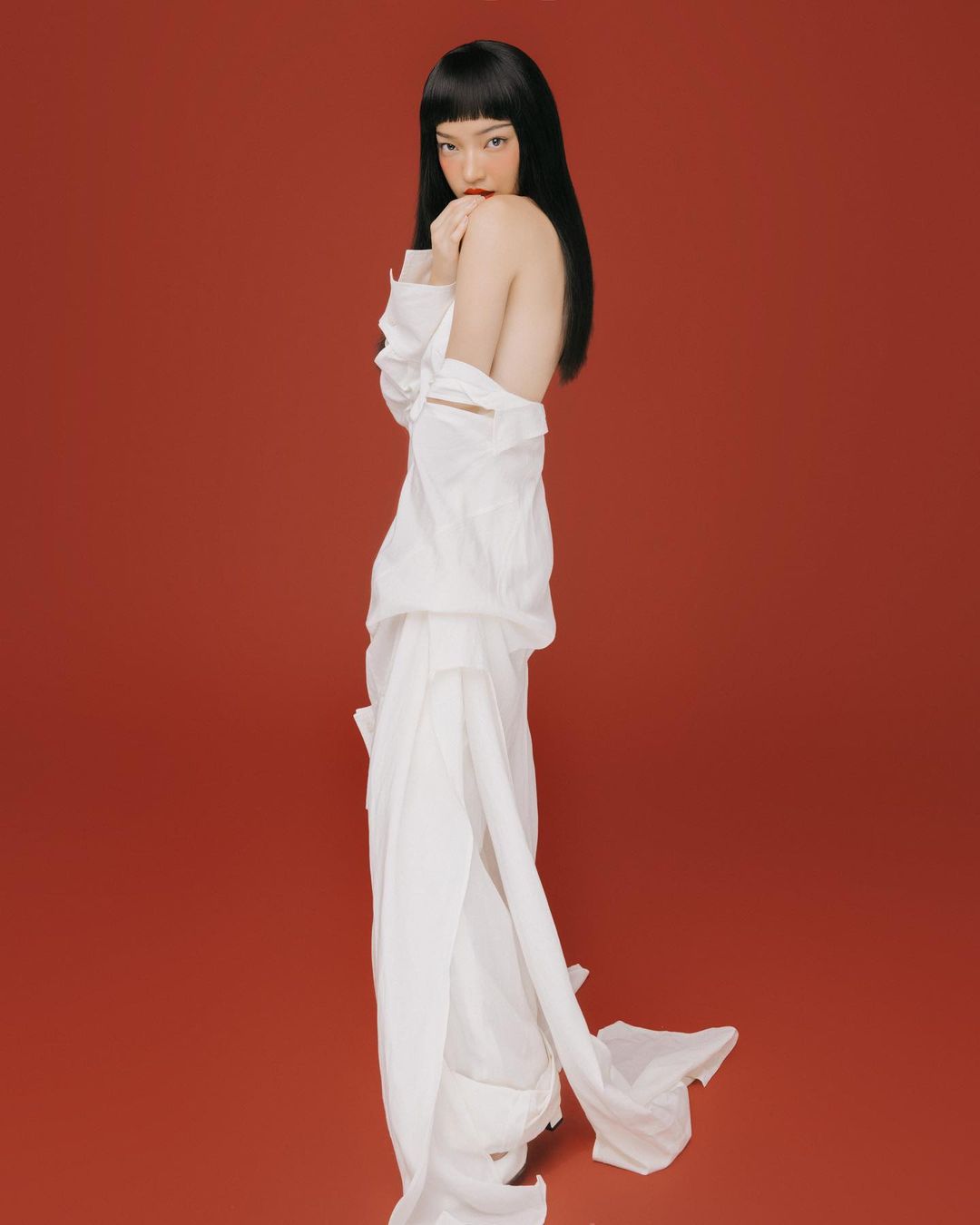 Nhân ngày 8/3, Châu Bùi thực hiện riêng một bộ ảnh. Cô chọn váy đến từ thương hiệu Gia Studios (Lâm Gia Khang) - nhà mốt nội địa có phong cách thiết kế thiên vế sự tối giản. Các trang phục của Gia Studios thường có gam màu trắng, kem hoặc đen.