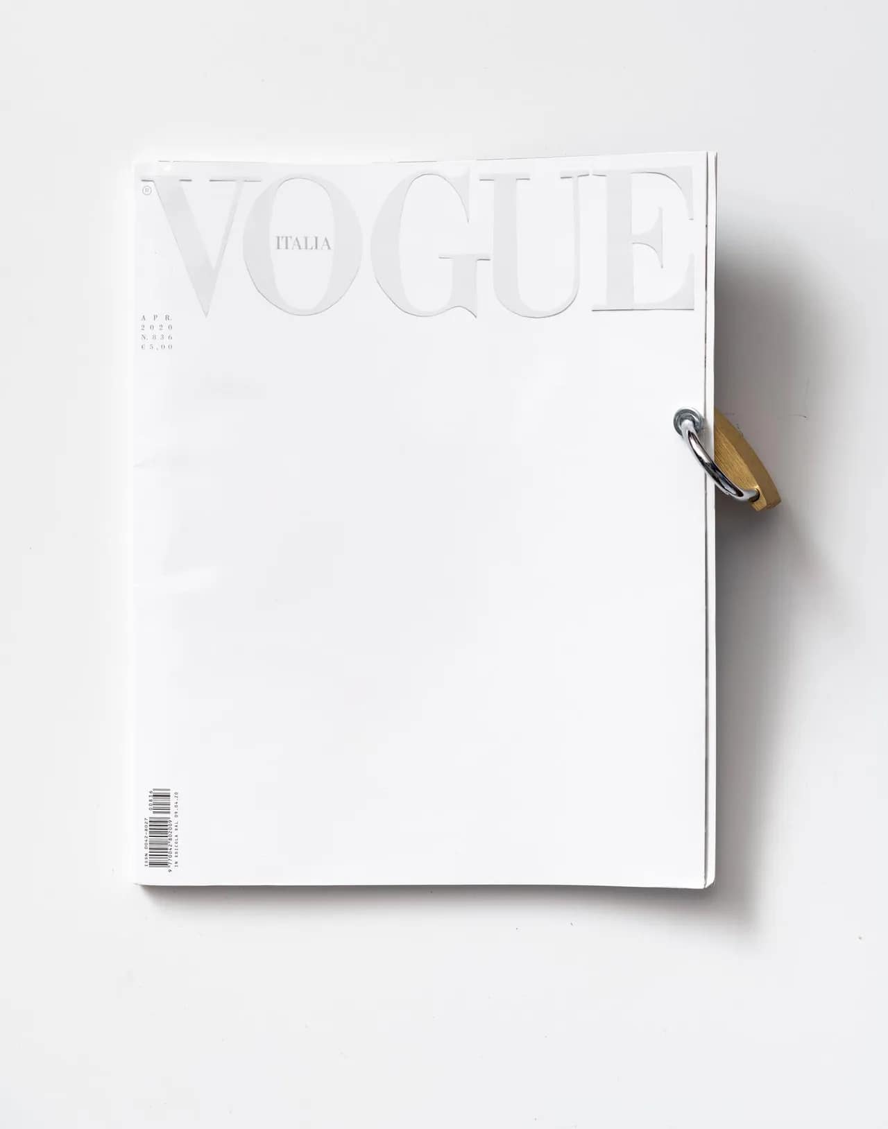 Trên nền tảng là một tạp chí bìa trắng, các nghệ sĩ đã bắt tay vào hành động để sáng tạo nên những cuốn tạp chí với bìa là những tác phẩm nghệ thuật đích thực.