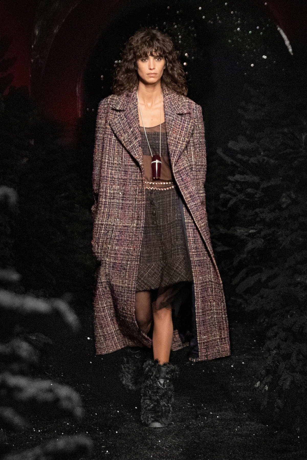 Viard kết hợp mẫu áo khoác vải tweed cứng cáp của Chanel với những trang phục vải voan trong suốt ở bên trong. Điếm nhấn của bộ trang phục là đôi boots lông cao cổ - một sáng tạo hoàn toàn khác biệt so với những mùa cũ.