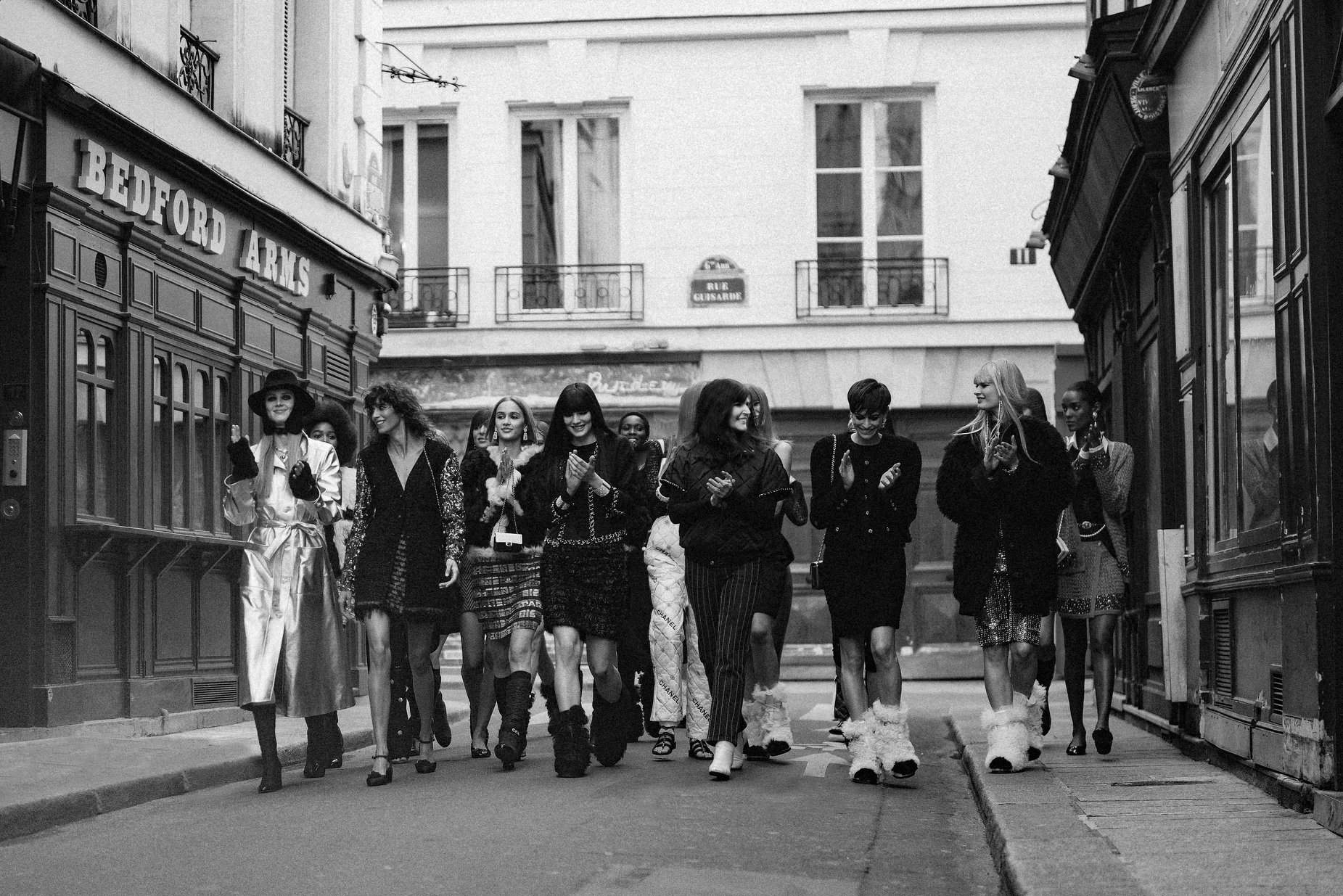 Không còn những bối cảnh cầu kỳ ở Grand Palais, sàn diễn của BST Chanel Thu-Đông 2021 chính là đường phố Paris. Lần này Viard khắc họa hình ảnh những quý cô Chanel thành thị yêu thích sự tự do.