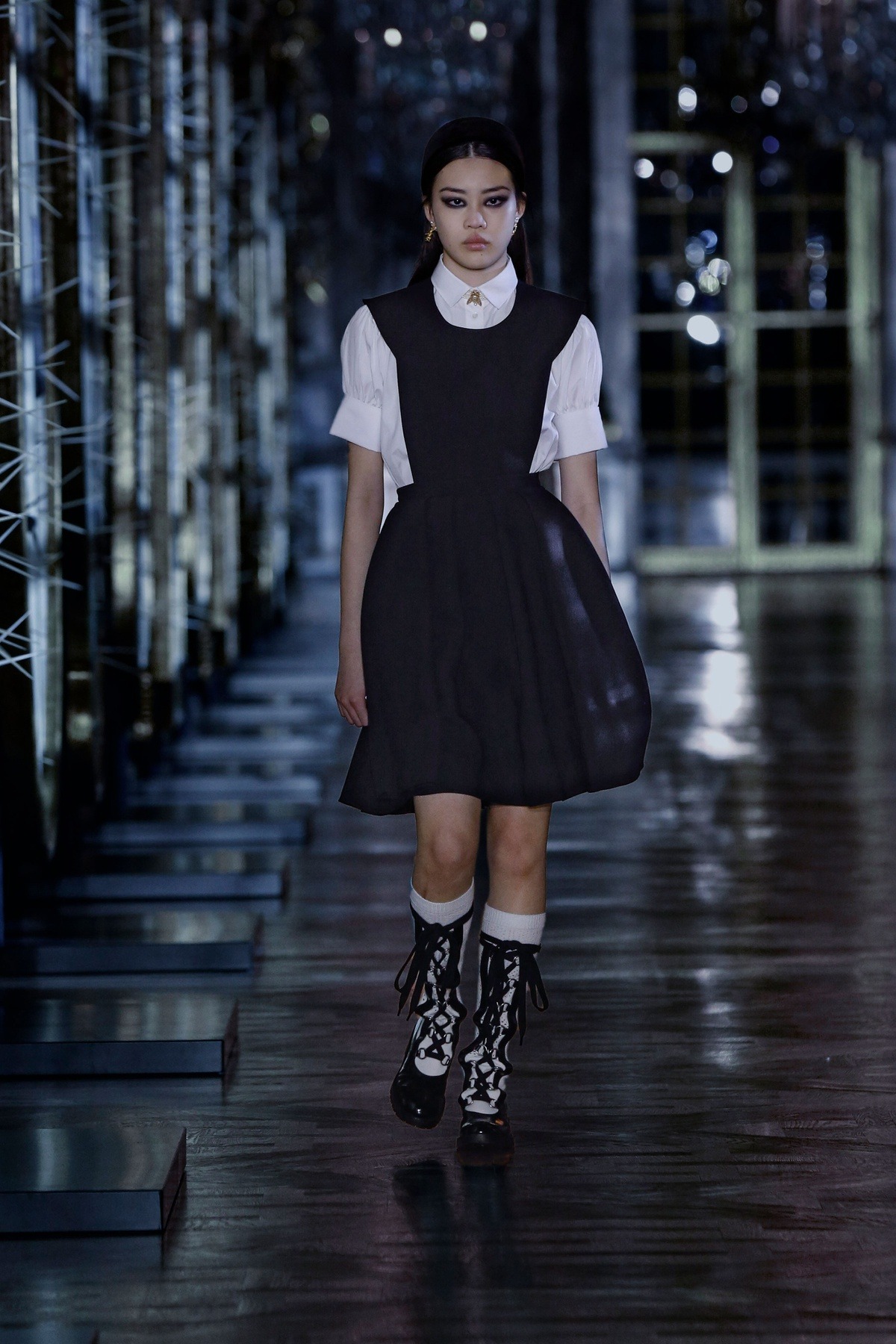 Một bộ cảnh liên tưởng đến phong cách thời trang của Jisoo BLACKPINK - Đại sứ Toàn cầu của Dior.