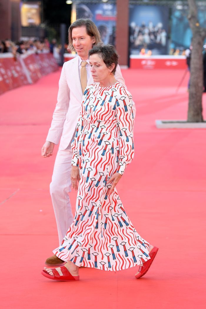 Diễn viên Frances McDormand còn đi dép lê lên thảm đỏ Oscar. Đôi dép này Birkenstock x Valentino sandals.