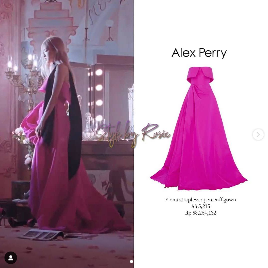 Trong đoạn đầu MV, Rosé xuất hiện lộng lẫy trong chiếc váy màu hồng fuchsia hở vai của hãng Alex Perry có giá 5,215 USD ~ hơn 120 triệu đồng.
