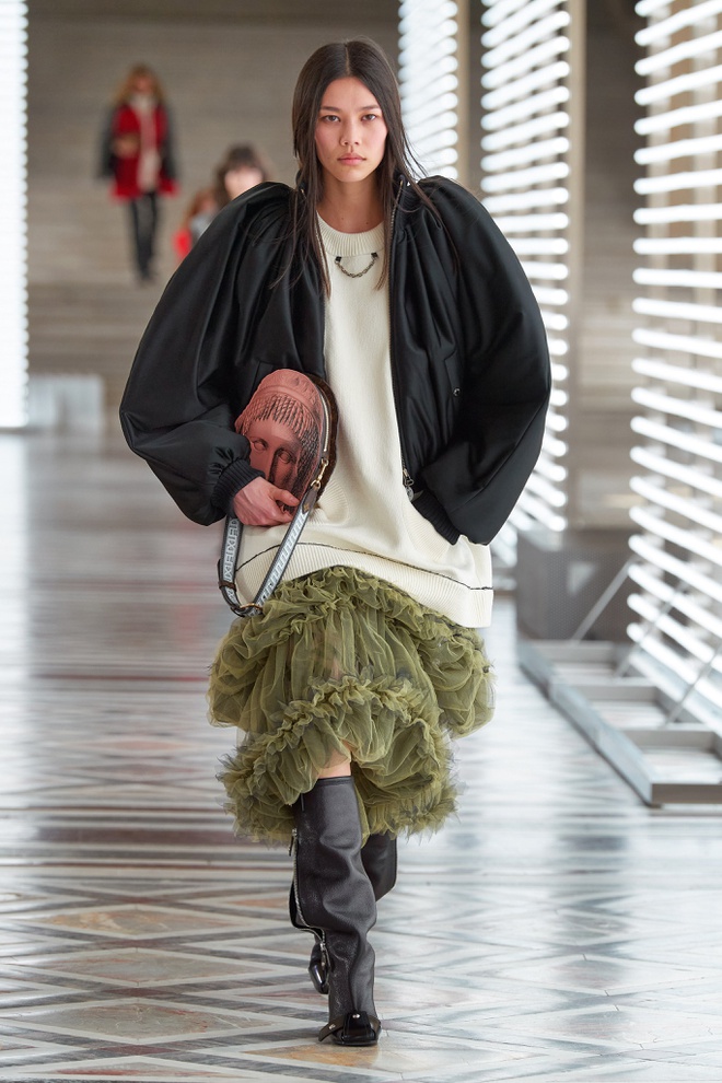 Trong show Thu - Đông 2021, người mẫu gốc Việt - Jade Nguyễn - nhận được cơ hội xuất hiện trên sàn diễn. Cô diện áo khoác bo tay phồng với áo len oversized và chân váy organza xếp tầng mang theo túi xách in hình thần Hy Lạp.