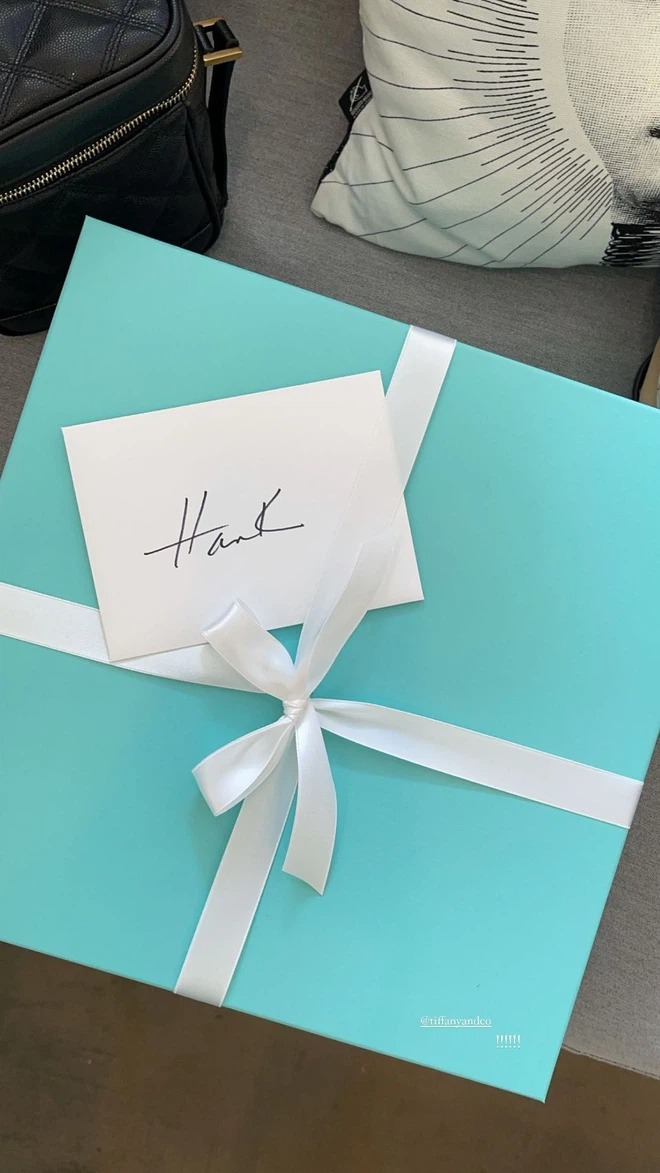 Chú cún Hank của Rosé cũng có phần. Khi hãng cũng gửi tặng riêng cho boss một hộp quà.