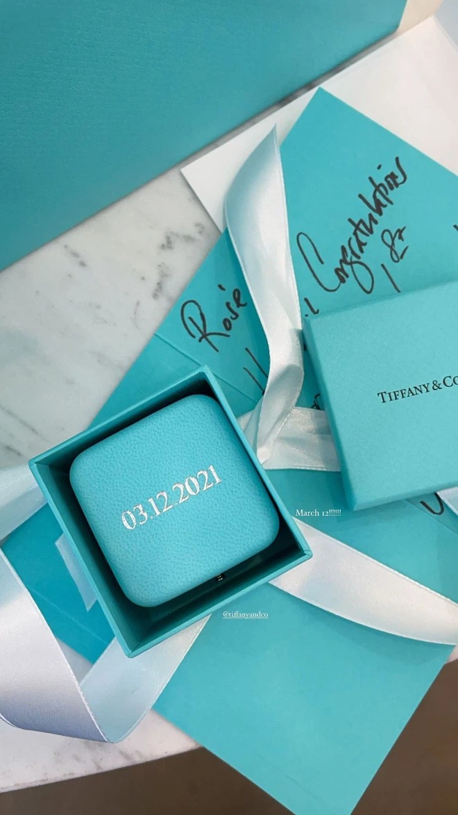 Chiếc hộp nhẫn 'thửa' riêng cho Rosé, chứng minh Tiffany & Co ưu ái Rosé như thế nào.