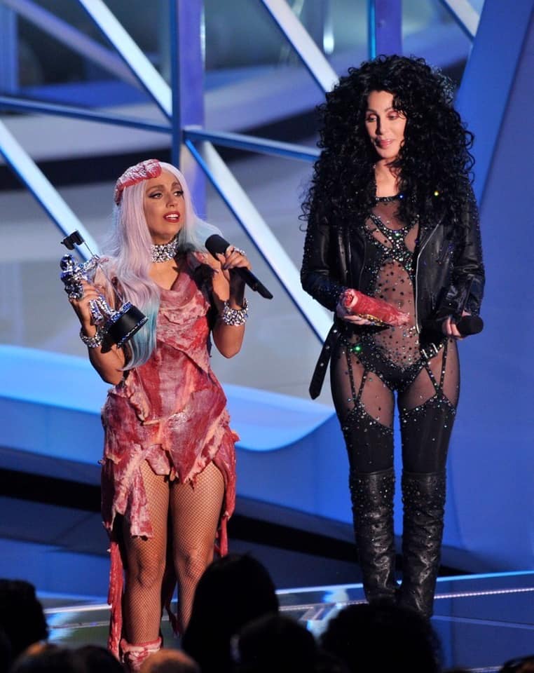 Chưa nhân vật nào trong lịch sử thời trang có thể đọ lại chiếc váy thịt tươi của Lady Gaga vào lễ trao giải MTV Award 2010. Chiếc váy được Gaga mặc với mong muốn tuyên truyền về quyền và trách nhiệm bảo vệ động vật. Tuy nhiên, tại sao lại nâng cao nhận thức về quyền và trách nhiệm bảo vệ động vật bằng thịt thái lát thì vẫn là một câu hỏi chưa có đáp án.