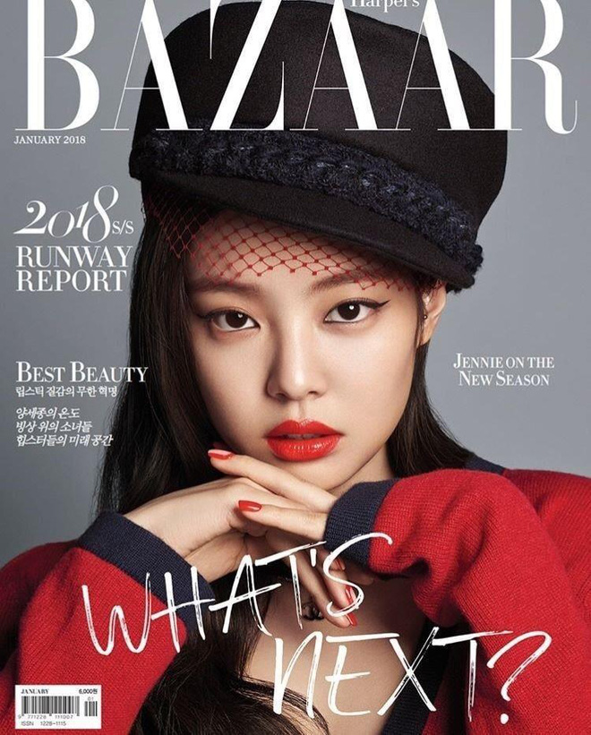 Bìa tạp chí Harper's Bazaar có vẻ khó đoán hơn một chút. Tuy nhiên nhờ vào chi tiết tag tên Chanel ở dòng trạng thái, cư dân mạng đã nhanh chóng suy luận ra nữ idol ẩn danh chính là Jennie Kim.