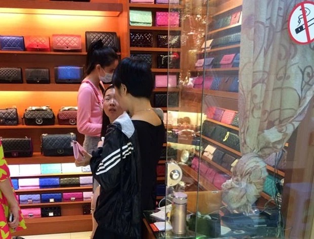 Giữa đỉnh điểm scandal dùng hàng fake, Ngọc Trinh từng bị chụp ảnh mua đồ hiệu 'rởm' tại Quảng Châu.