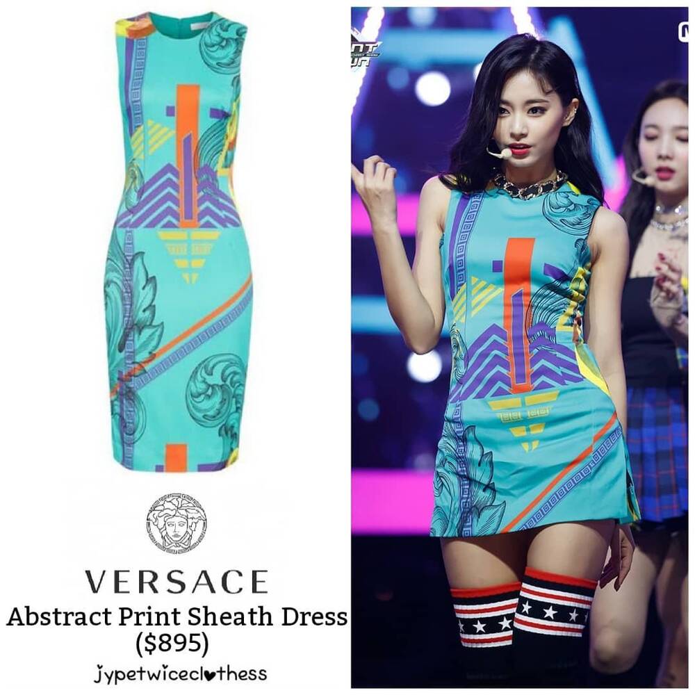 Chiếc váy Versace mà Tzuyu mặc bị cắt quá ngắn và xẻ hai bên hông khiến nữ ca sĩ không thể hết mình với các động tác vũ đạo.