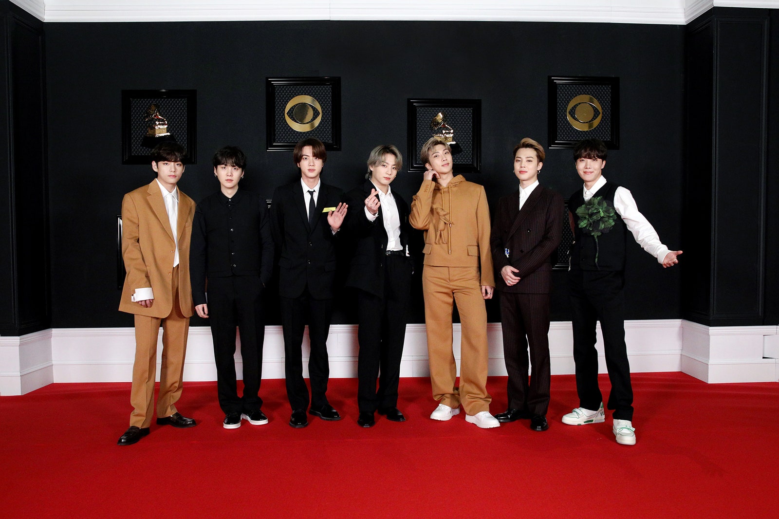 BTS là nhóm nhạc Hàn Quốc duy nhất bước lên thảm đỏ Grammy. Cả nhóm diện những set đồ đến từ nhà mốt Louis Vuitton. Trong khi các thành viên khác chọn suit chỉn chu thì trưởng nhóm RM lại một mình một cửa diện Hoodie. Có lẽ sau khi thay stylist, quần áo của BTS đã vừa vặn hơn nhiều.