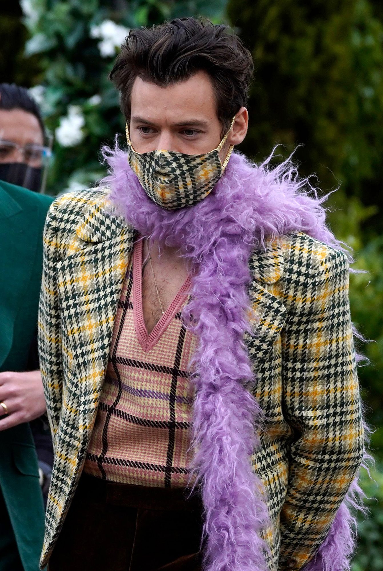 'Chàng thơ Gucci' Harry Styles chọn một chiếc khẩu trang được may bằng chính vải blazer mình đang mặc.